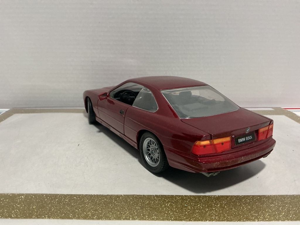 1/18 REVELL BMW 850I RED ON GREY image
