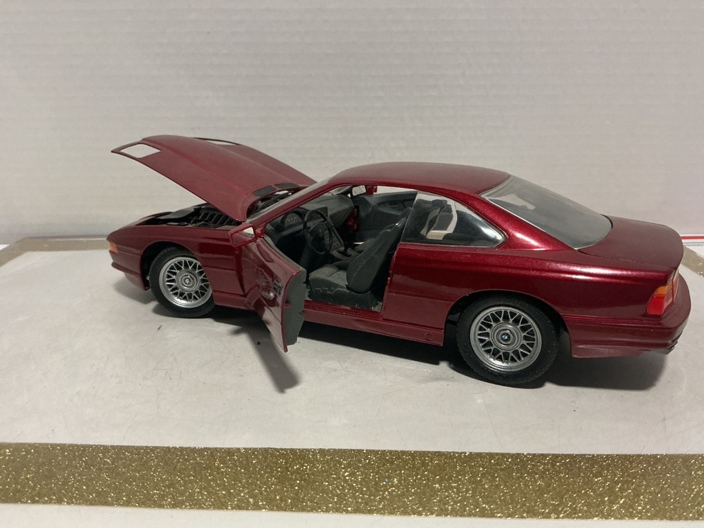 1/18 REVELL BMW 850I RED ON GREY image