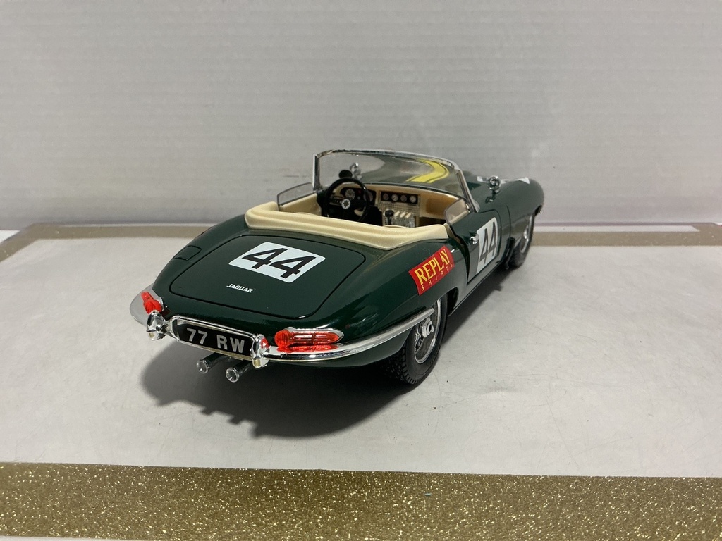 1/18BURAGO JAGUAR ‘E’ 1961 GREEN ON TAN image
