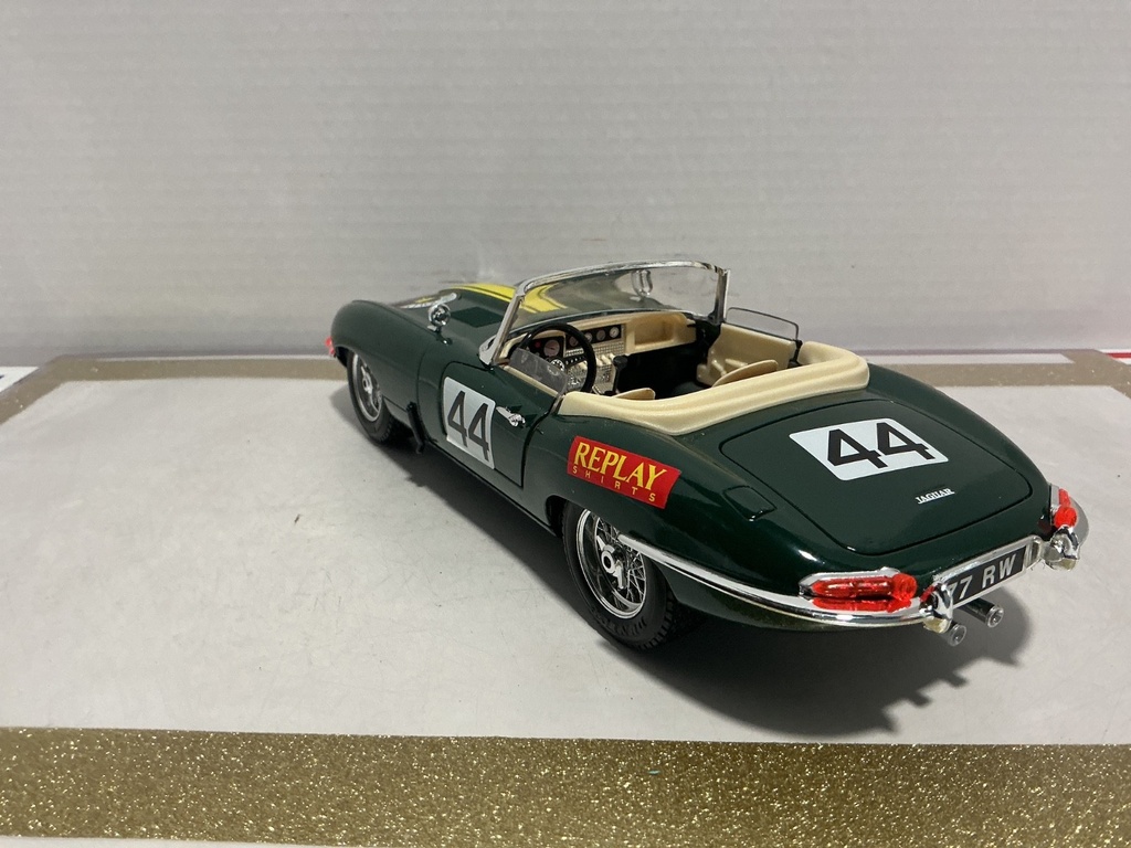 1/18BURAGO JAGUAR ‘E’ 1961 GREEN ON TAN image