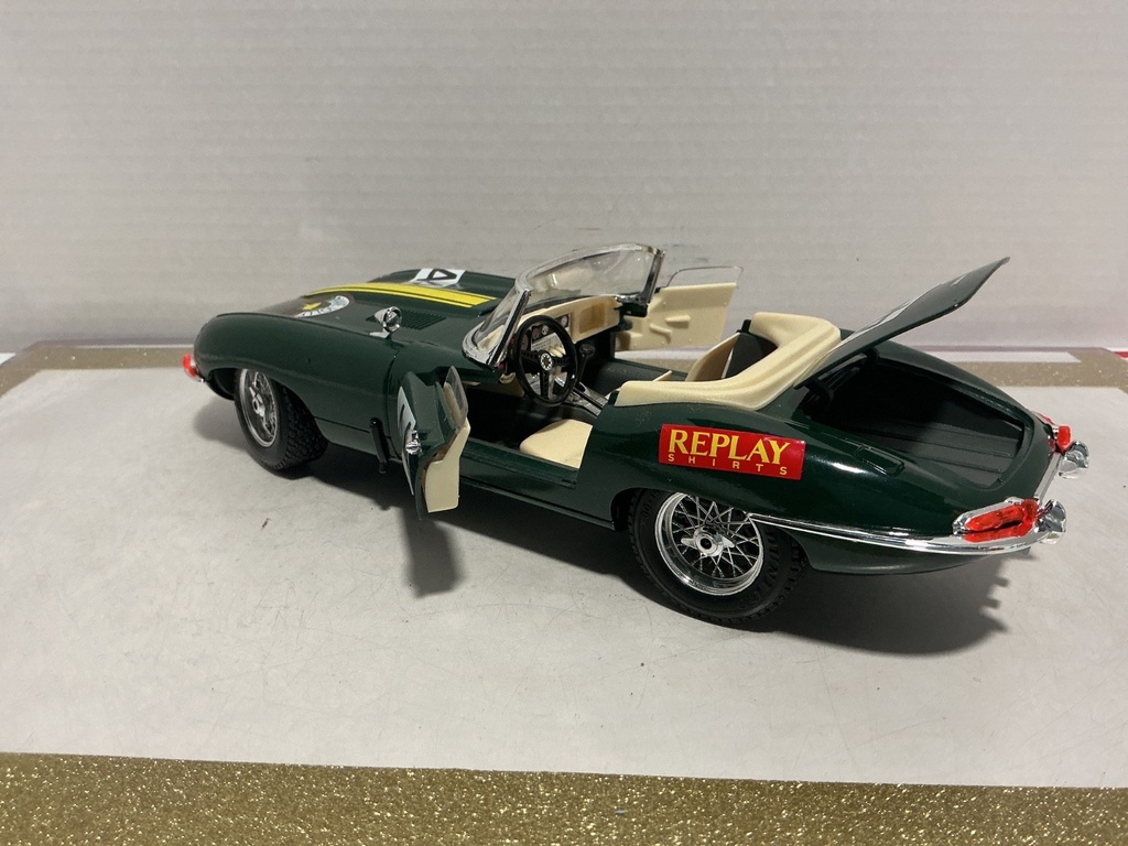 1/18BURAGO JAGUAR ‘E’ 1961 GREEN ON TAN image