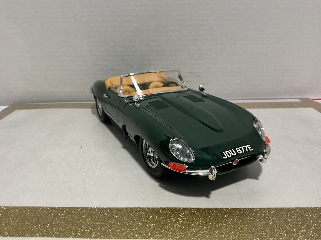1/18BURAGO JAGUAR ‘E’ 1961 GREEN ON BROWN image