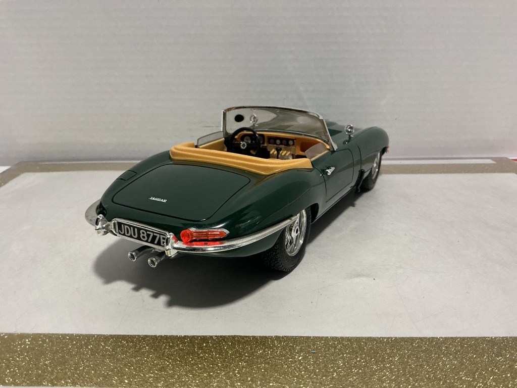 1/18BURAGO JAGUAR ‘E’ 1961 GREEN ON BROWN image