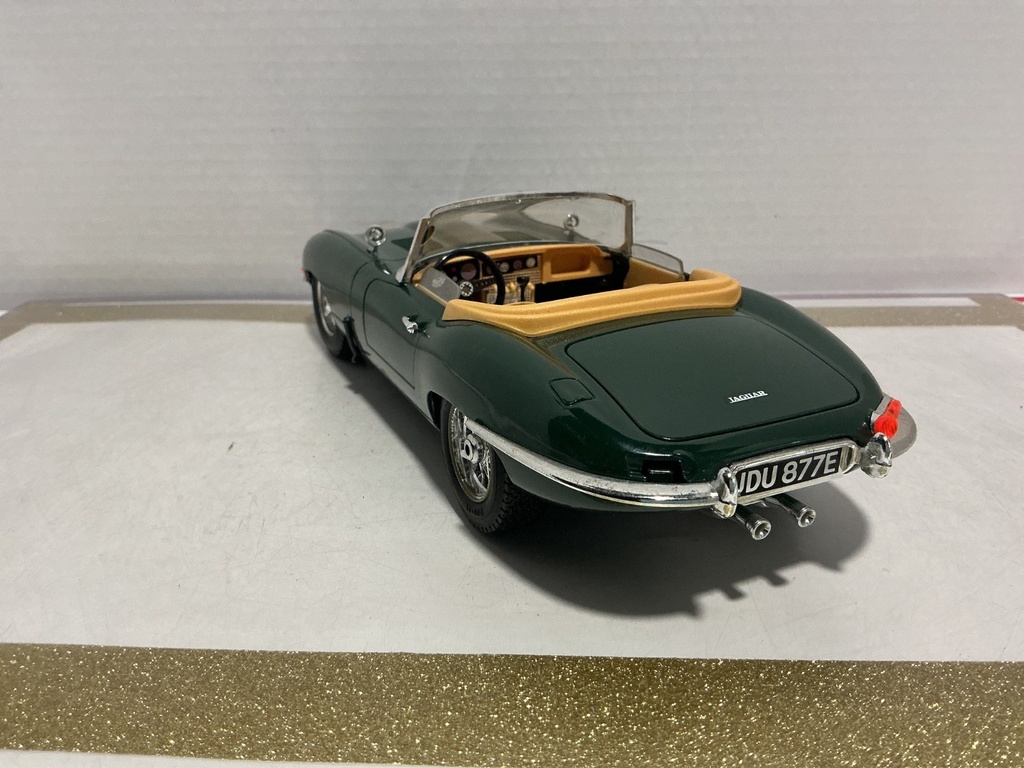 1/18BURAGO JAGUAR ‘E’ 1961 GREEN ON BROWN image