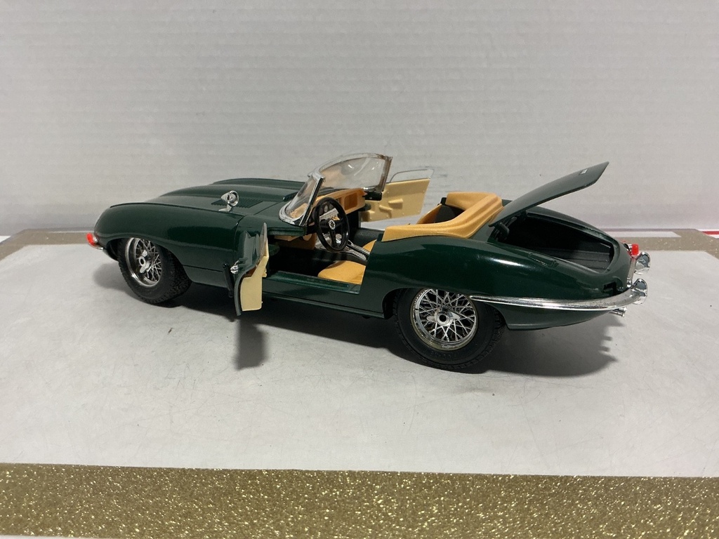 1/18BURAGO JAGUAR ‘E’ 1961 GREEN ON BROWN image