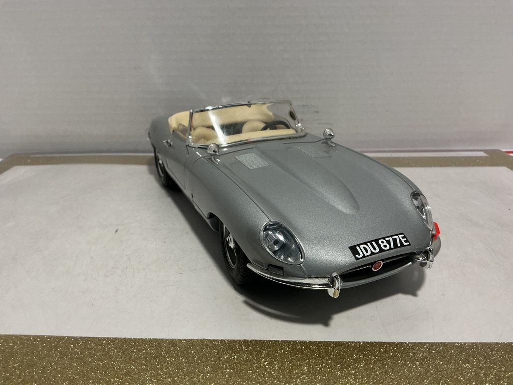 1/18BURAGO JAGUAR “E” 1961 SILVER ON CREAM image