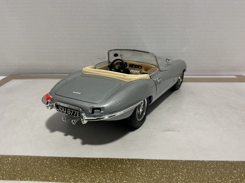 1/18BURAGO JAGUAR “E” 1961 SILVER ON CREAM image