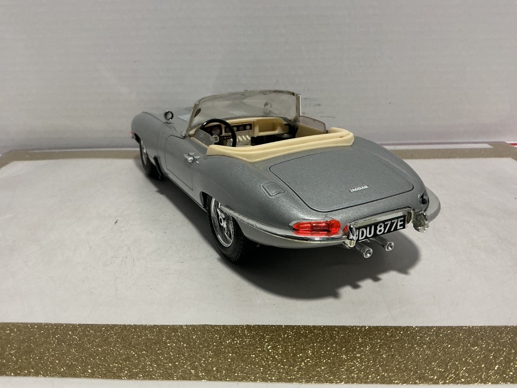 1/18BURAGO JAGUAR “E” 1961 SILVER ON CREAM image