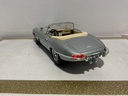 1/18BURAGO JAGUAR “E” 1961 SILVER ON CREAM image