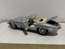 1/18BURAGO JAGUAR “E” 1961 SILVER ON CREAM image