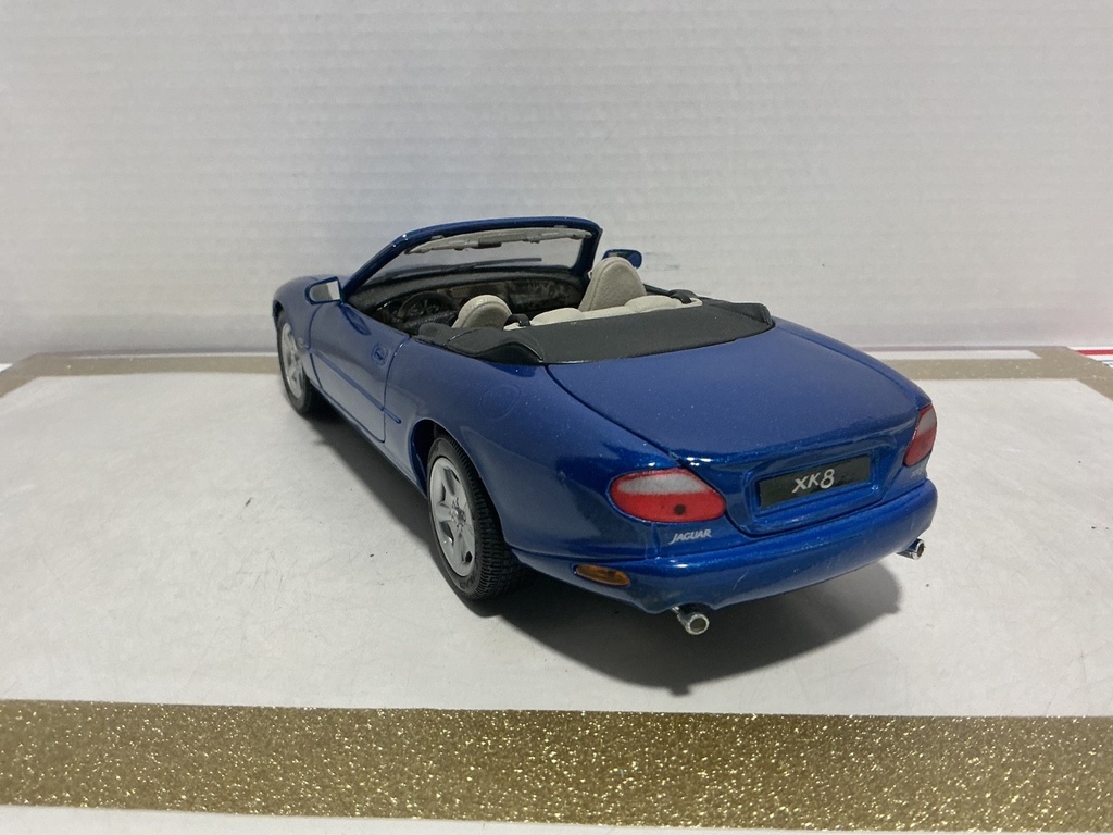 1/18 MAISTO JAGUAR XK8 BLUE ON GREY image