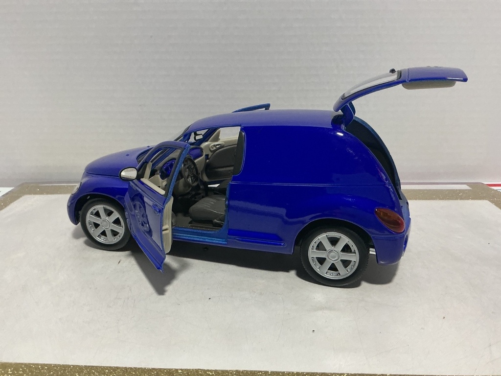 1/18 MAISTO CHRYSLER PANEL CRUISER 2000 BLUE ON GREY image