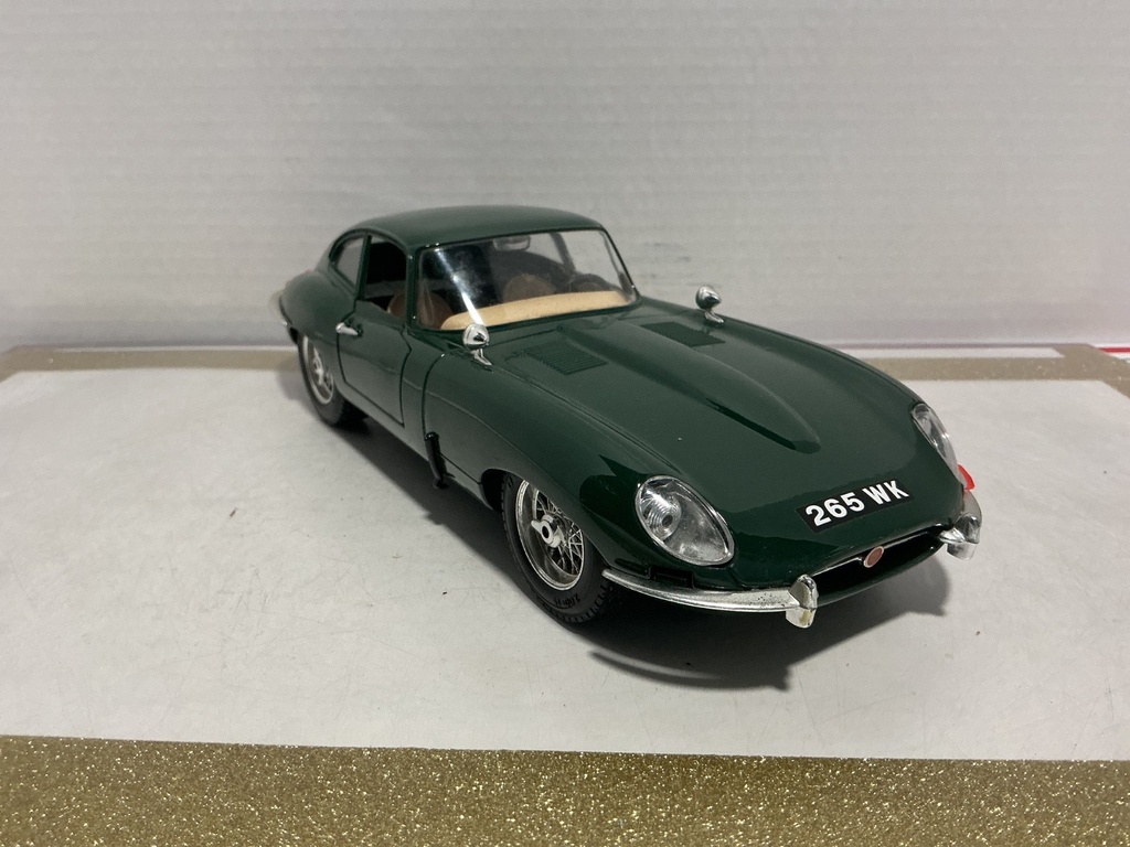 1/18 BURAGO JAGUAR “E” 1961 GREEN ON TAN image