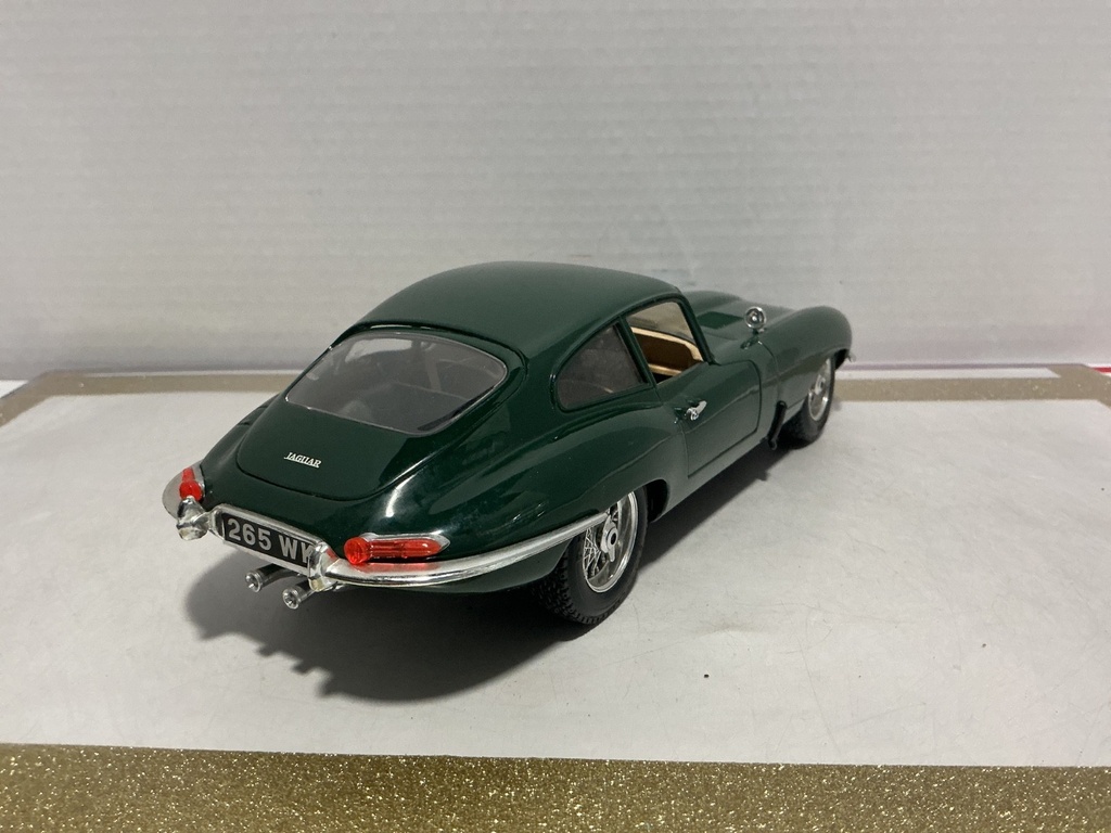 1/18 BURAGO JAGUAR “E” 1961 GREEN ON TAN image