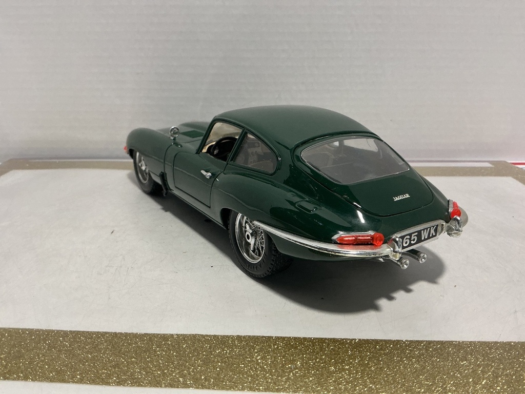 1/18 BURAGO JAGUAR “E” 1961 GREEN ON TAN image