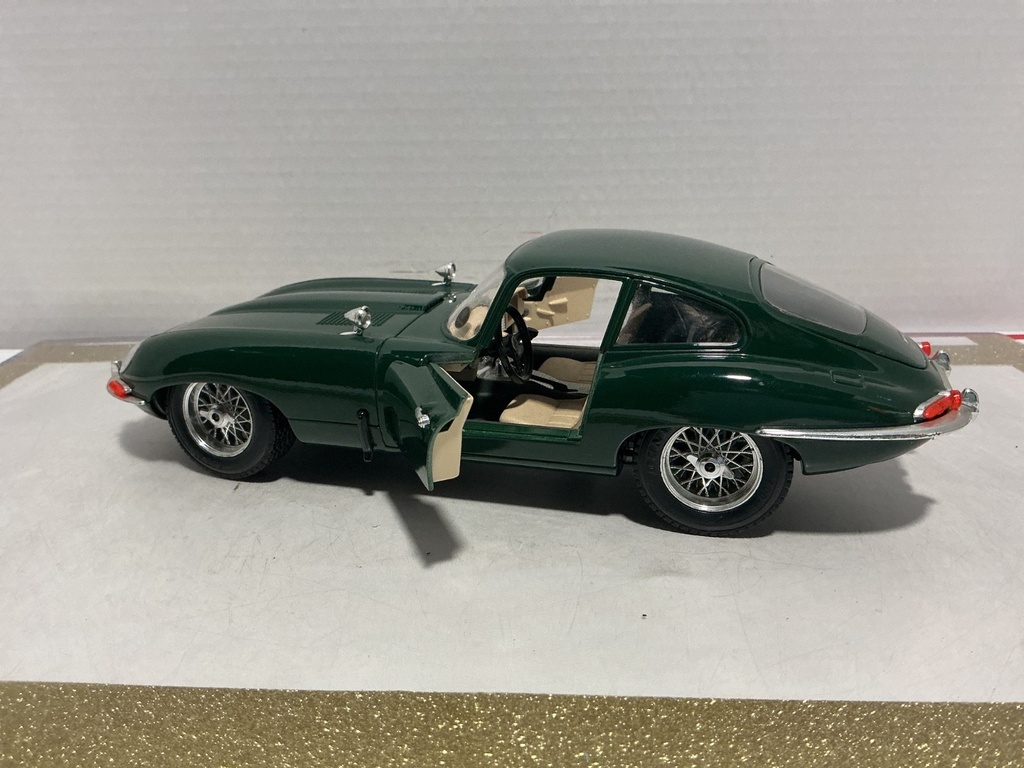 1/18 BURAGO JAGUAR “E” 1961 GREEN ON TAN image