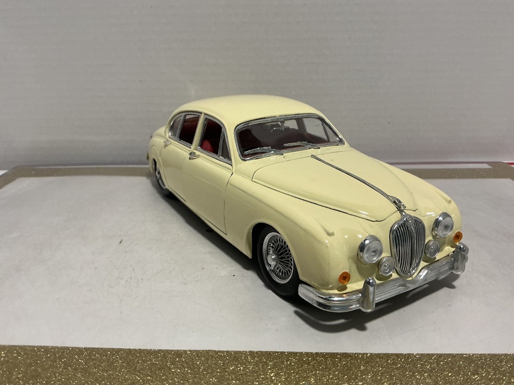 1/18 MAISTO JAGUAR MARK II 1959 CREAM ON RED image