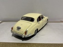 1/18 MAISTO JAGUAR MARK II 1959 CREAM ON RED image