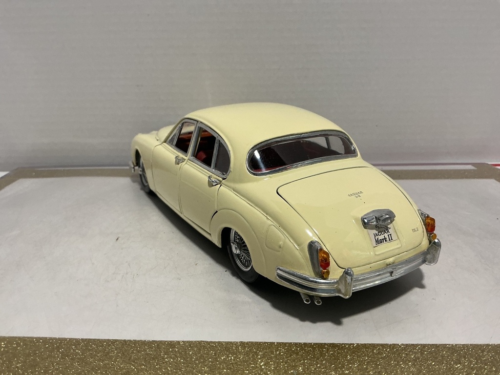 1/18 MAISTO JAGUAR MARK II 1959 CREAM ON RED image