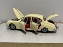 1/18 MAISTO JAGUAR MARK II 1959 CREAM ON RED image