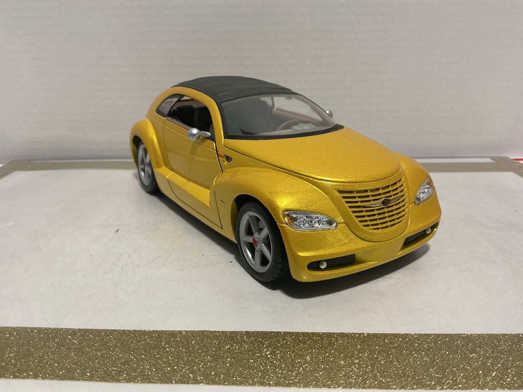 1/18 MAISTO CHRYSLER PRONTO CRUISER YELLOW ON BROWN image