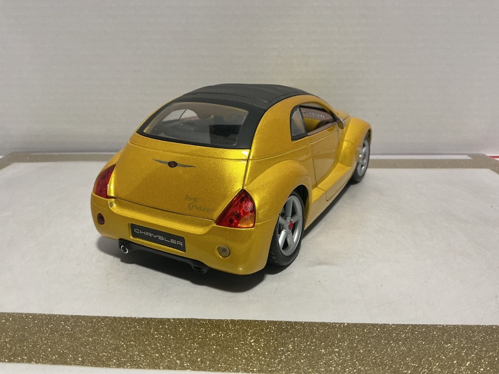1/18 MAISTO CHRYSLER PRONTO CRUISER YELLOW ON BROWN image