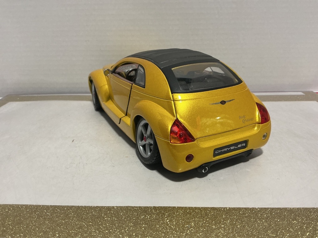 1/18 MAISTO CHRYSLER PRONTO CRUISER YELLOW ON BROWN image