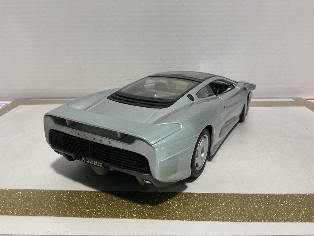 1/18 MAISTO JAGUAR XJ220 SILVER ON CREAM image