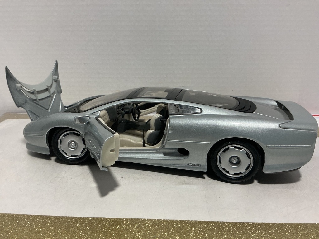 1/18 MAISTO JAGUAR XJ220 SILVER ON CREAM image