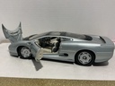 1/18 MAISTO JAGUAR XJ220 SILVER ON CREAM image