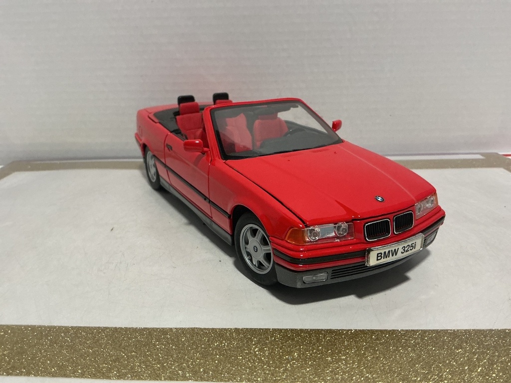 1/18 MAISTO BMW 325I CONVERTIBLE 1993 RED ON RED/BLACK image