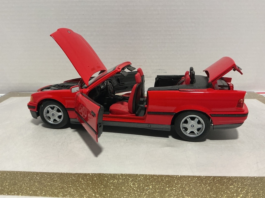 1/18 MAISTO BMW 325I CONVERTIBLE 1993 RED ON RED/BLACK image