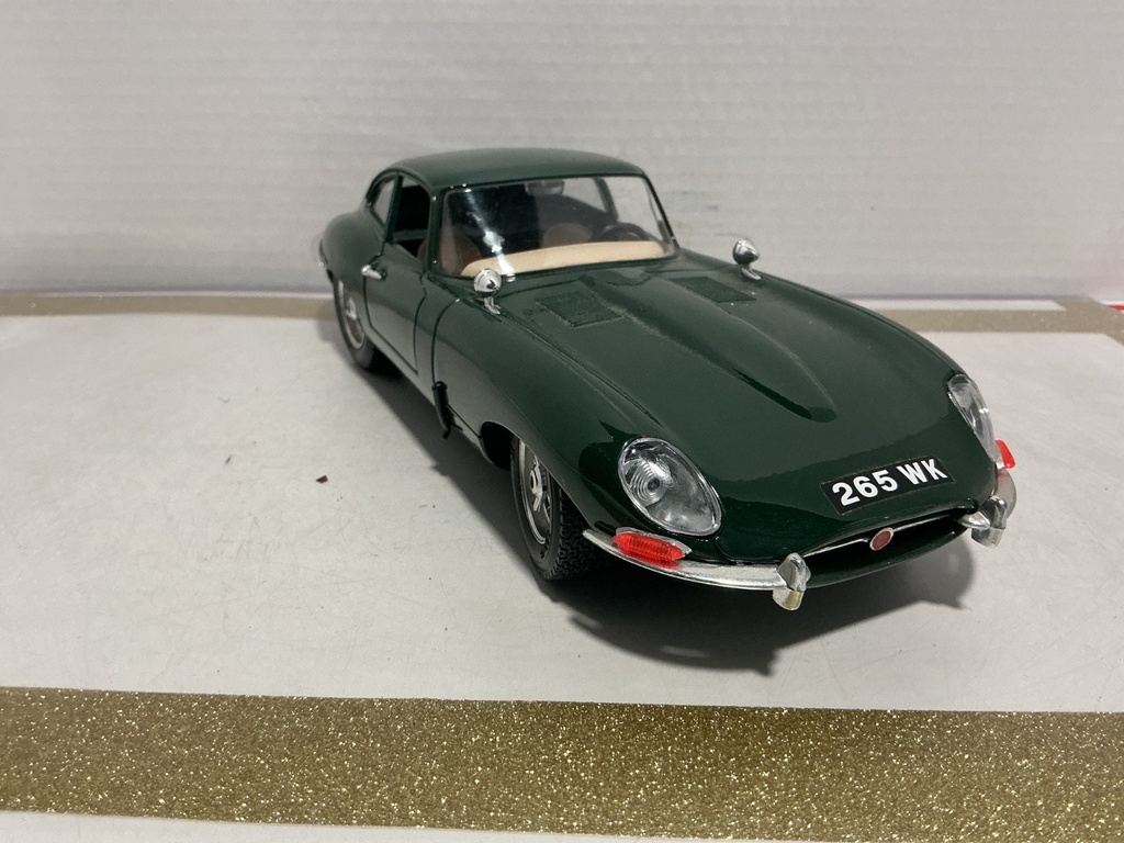 1/18 BURAGO JAGUAR “E” 1961 GREEN ON TAN image
