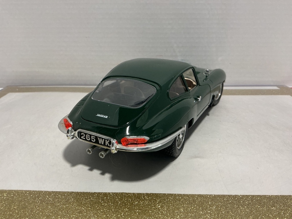 1/18 BURAGO JAGUAR “E” 1961 GREEN ON TAN image