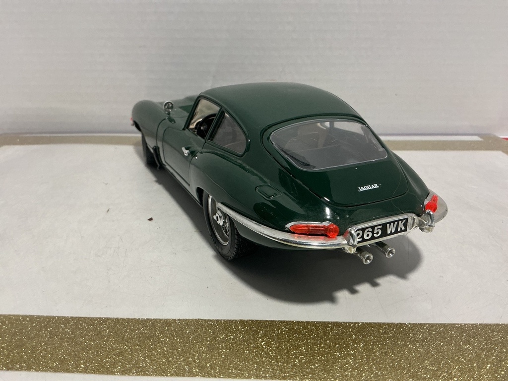 1/18 BURAGO JAGUAR “E” 1961 GREEN ON TAN image