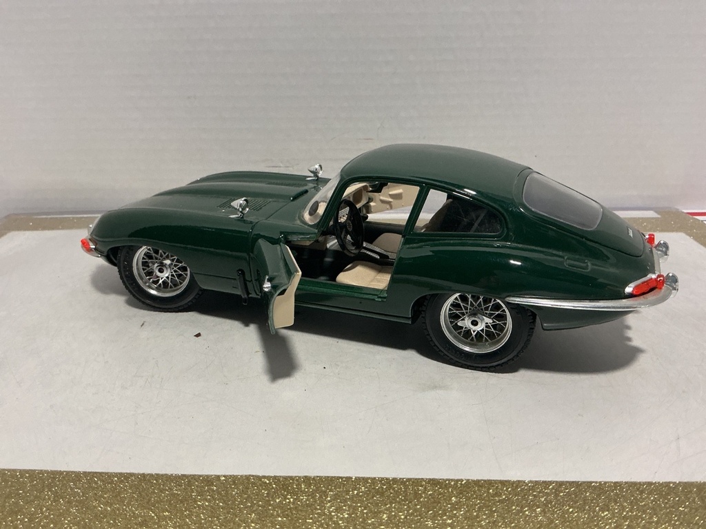 1/18 BURAGO JAGUAR “E” 1961 GREEN ON TAN image