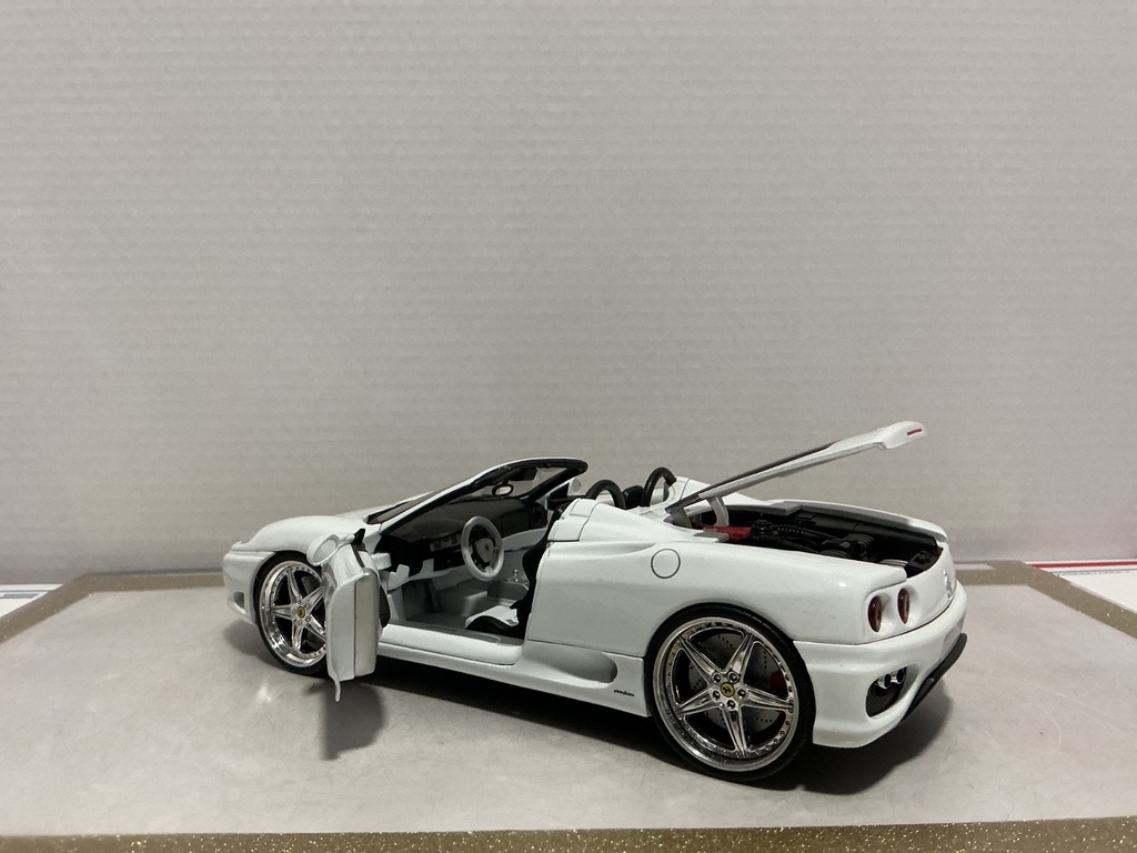 1:18 HOTWHEELS WHIPS FERRARI 360 SPIDER WHITE ON BLACK/WHITE image