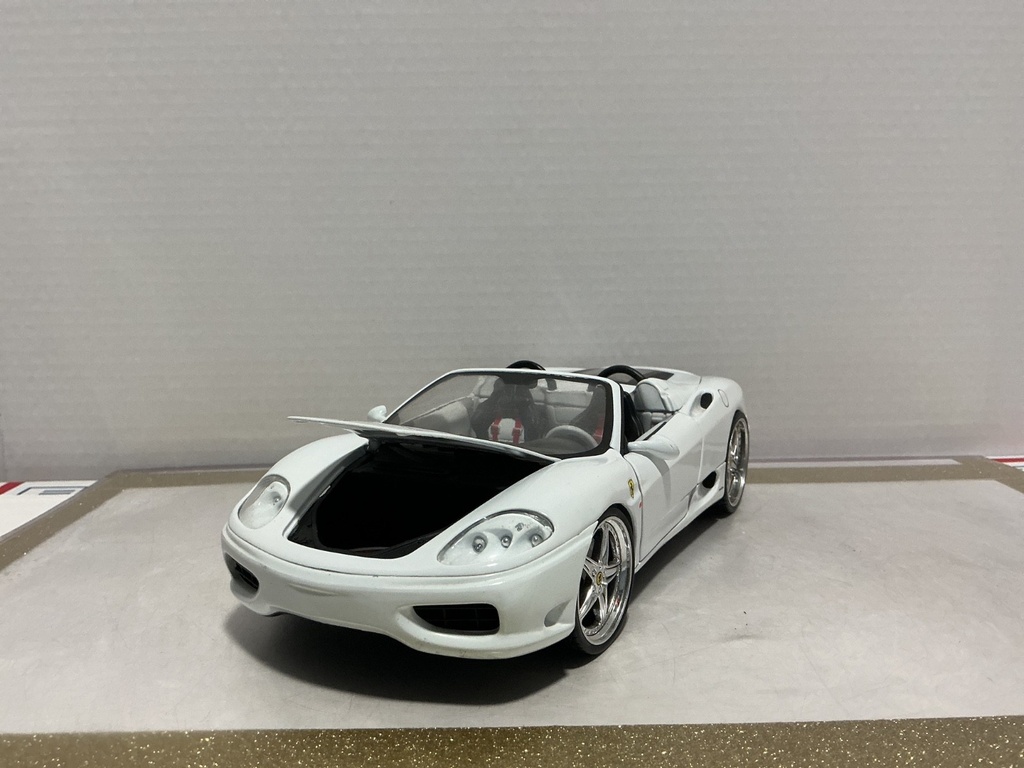 1:18 HOTWHEELS WHIPS FERRARI 360 SPIDER WHITE ON BLACK/WHITE image