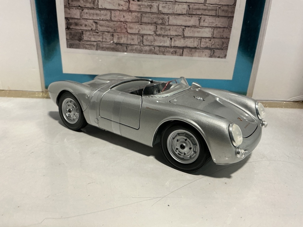1:18 MAISTO PORSHE 550A SILVER ON BLACK image