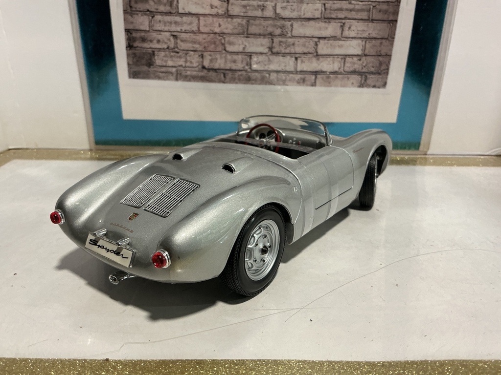 1:18 MAISTO PORSHE 550A SILVER ON BLACK image