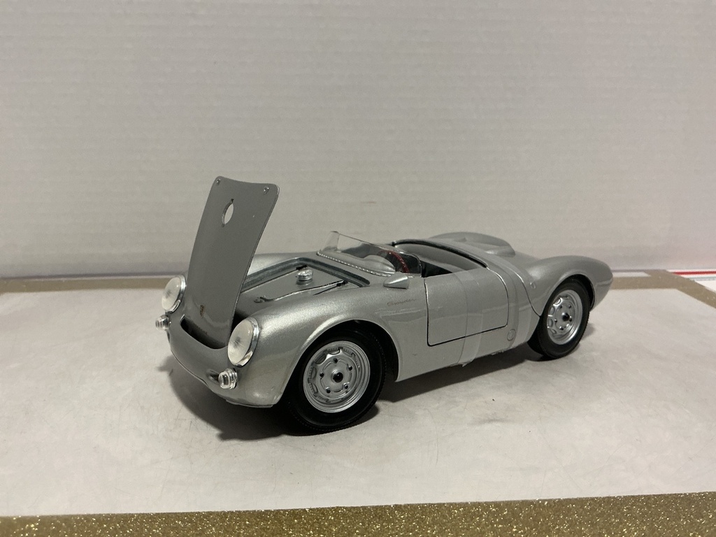 1:18 MAISTO PORSHE 550A SILVER ON BLACK image