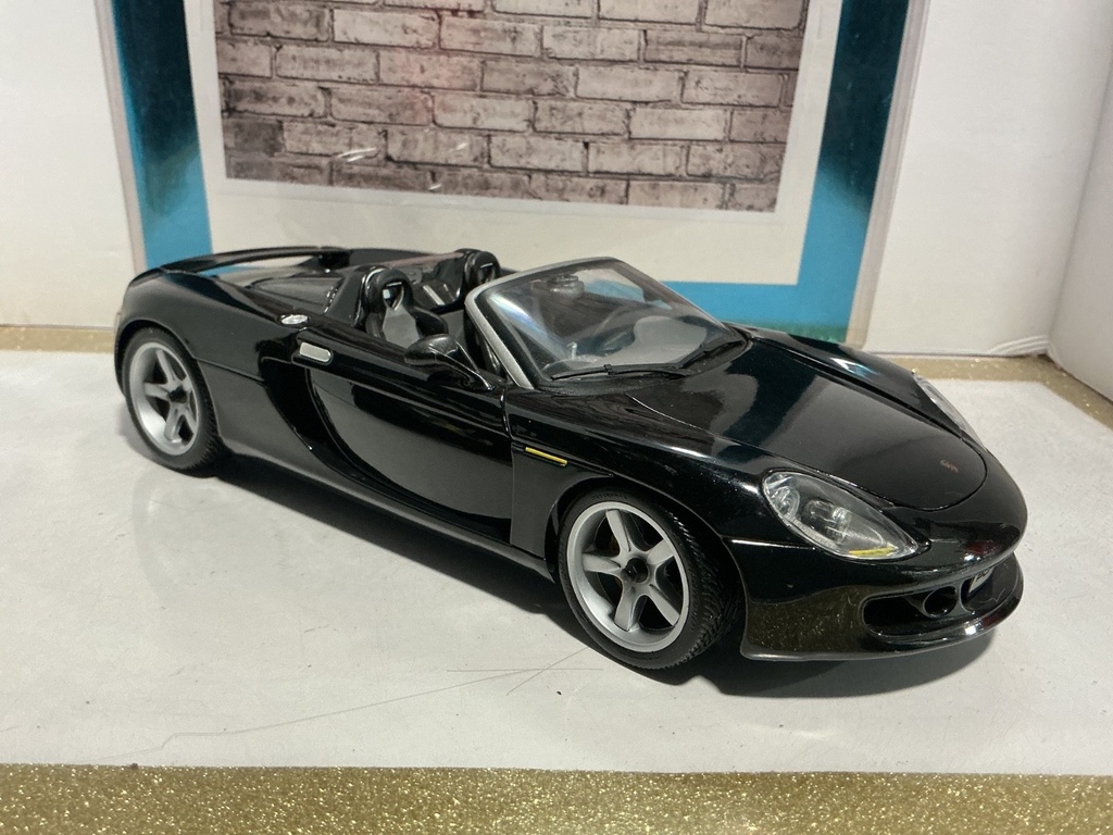 1:18 MAISTO PORSHE CARRERA 6T BLACK ON GREY image