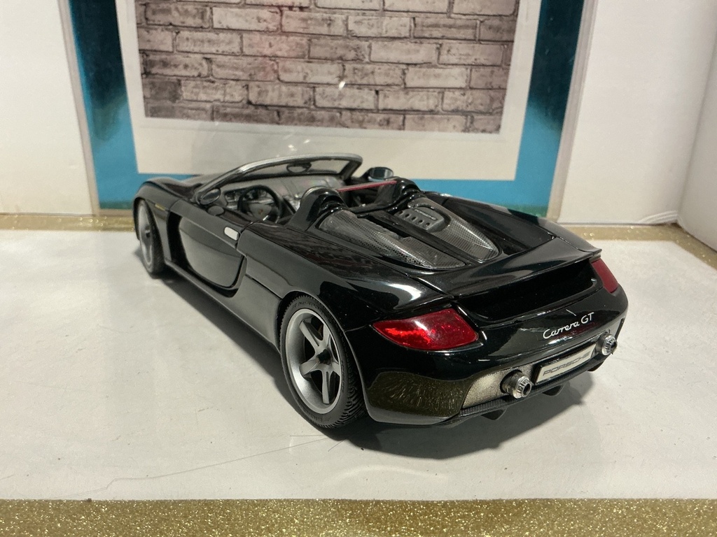 1:18 MAISTO PORSHE CARRERA 6T BLACK ON GREY image