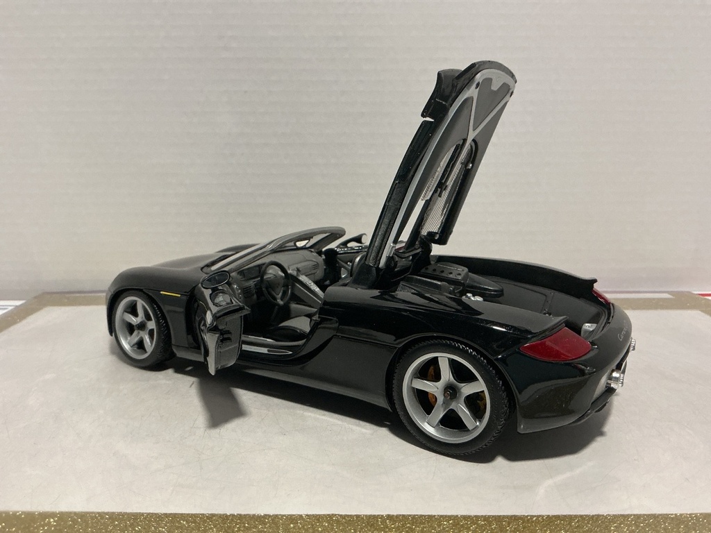 1:18 MAISTO PORSHE CARRERA 6T BLACK ON GREY image