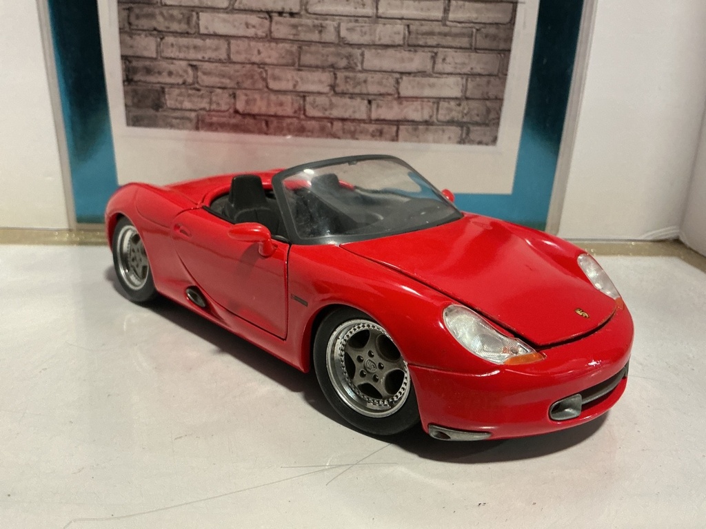 1:18 MAISTO PORSHE BOXSTER RED ON BLACK image
