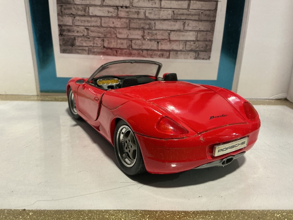 1:18 MAISTO PORSHE BOXSTER RED ON BLACK image