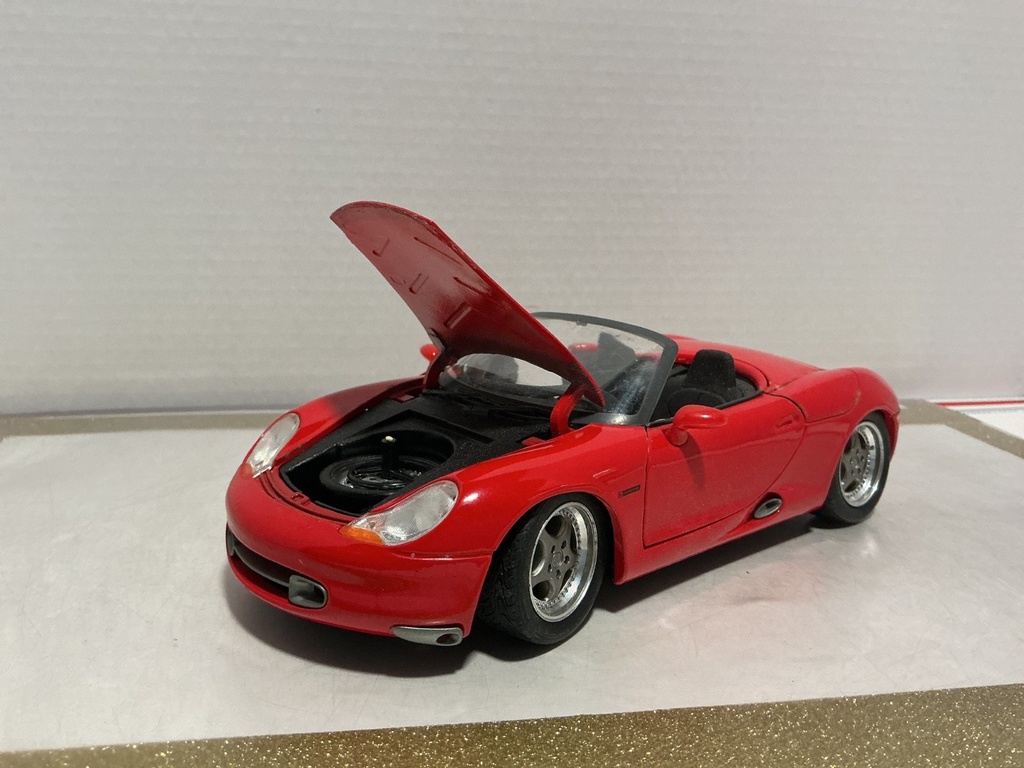 1:18 MAISTO PORSHE BOXSTER RED ON BLACK image