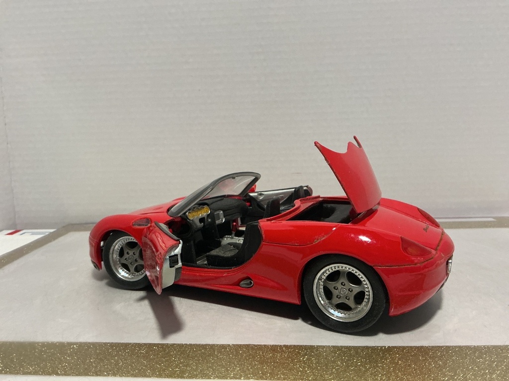 1:18 MAISTO PORSHE BOXSTER RED ON BLACK image
