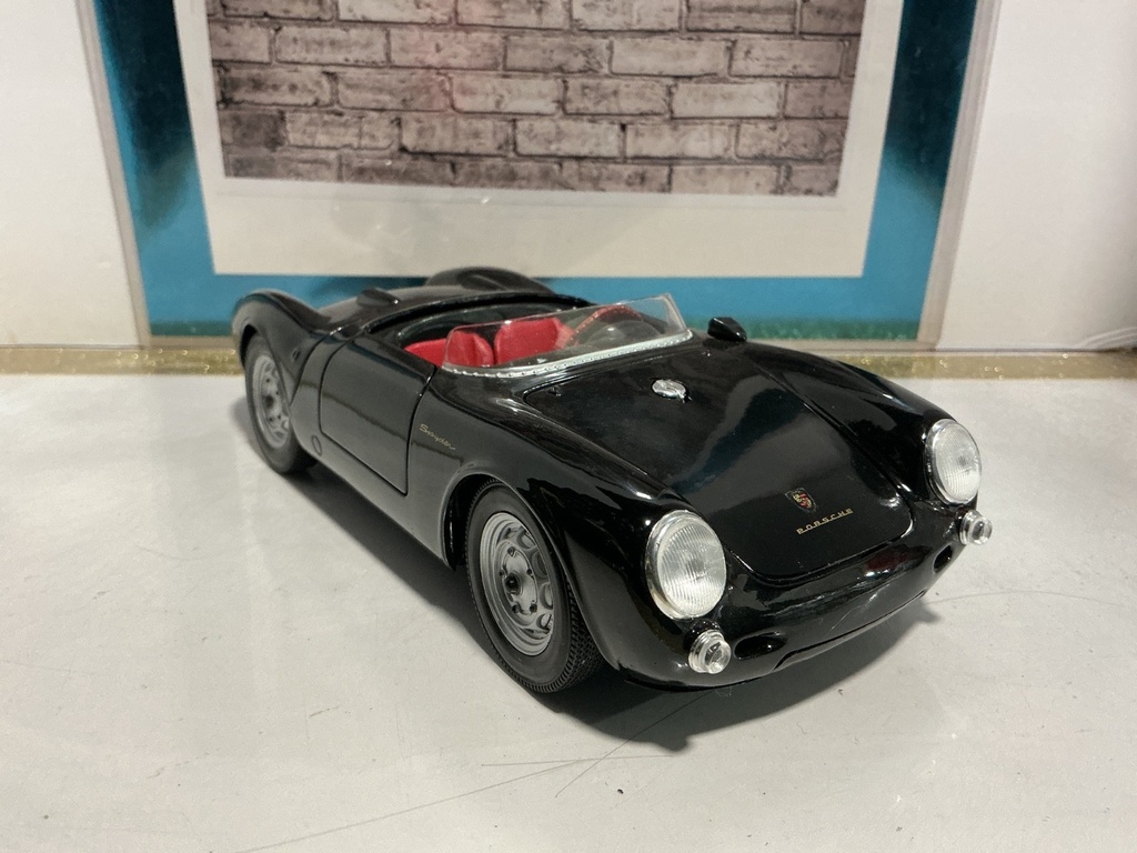 1:18 MAISTO PORSHE 550A SPYDER BLACK ON RED image