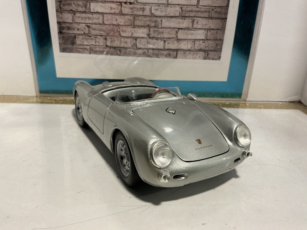 1:18 MAISTO PORSHE 550A SILVER ON BLACK image